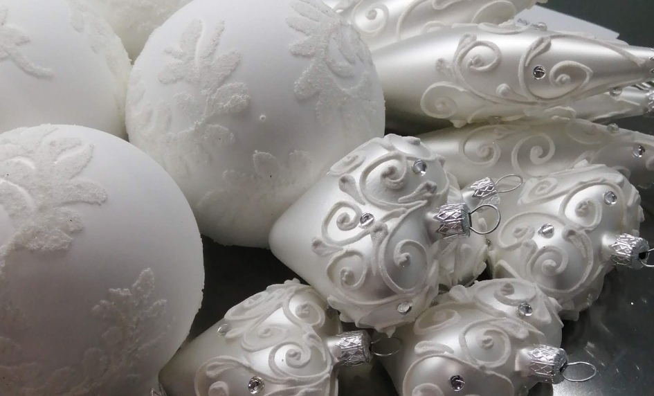 bílé ozdoby na tácu